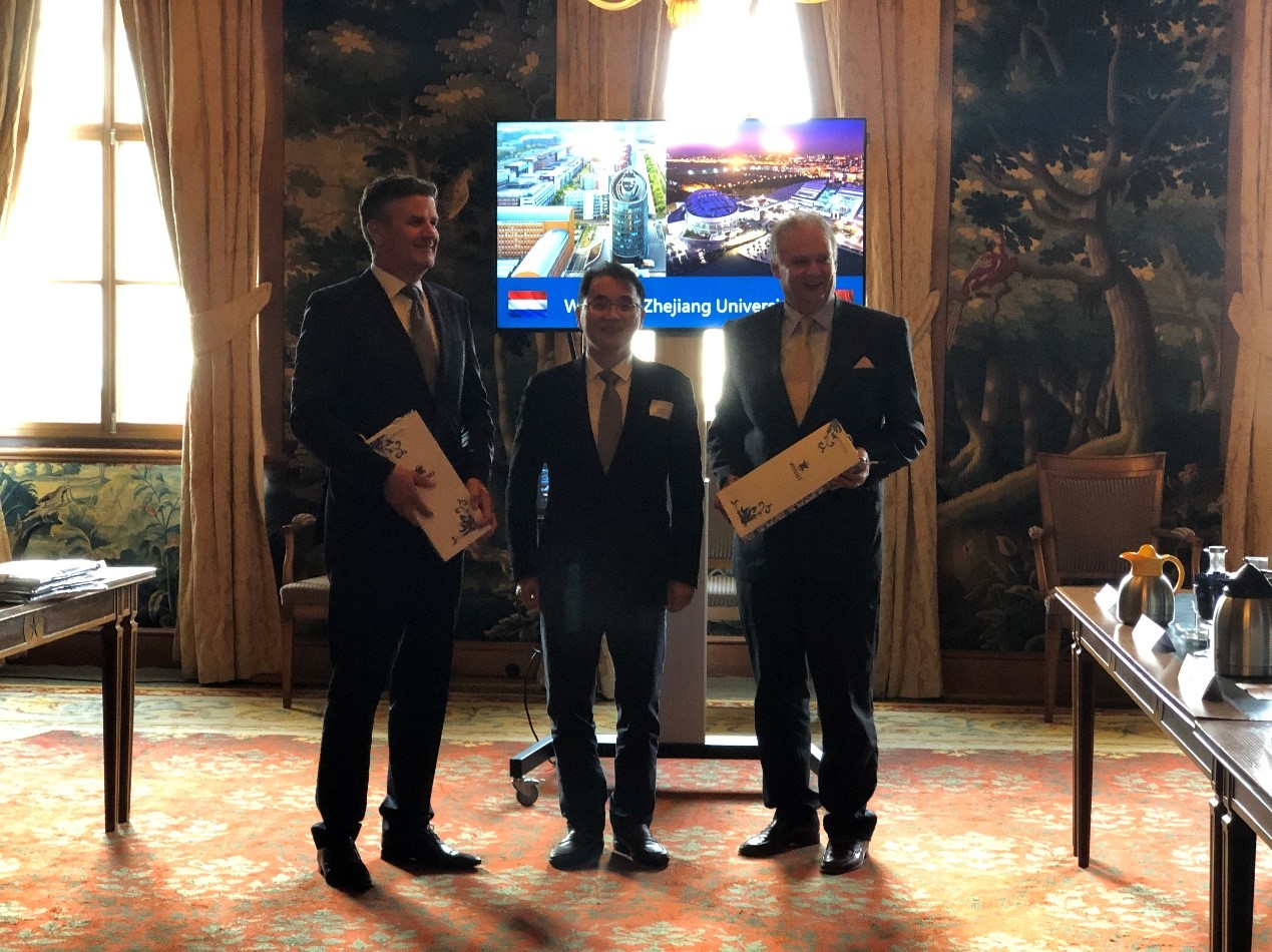 周伟华副院长向蒂尔堡大学校长Koen Becking 博士（左）和 单波斯（Den Bosch）副市长Jan Hoskam先生（右）赠送礼品.jpg